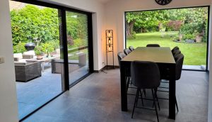 Extension de maison avec salle à manger et grandes baies vitrées
