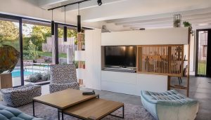 Extension de maison avec un salon lumineux et baies vitrées