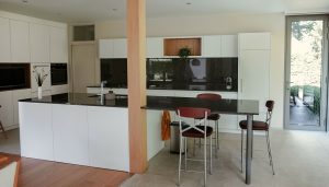 Extension de maison avec une cuisine moderne et îlot central