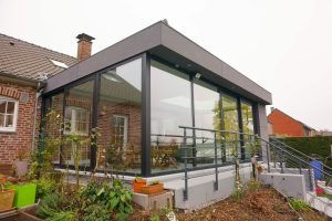 Extension de maison moderne avec grandes baies vitrées réalisée par Home Plus en Wallonie
