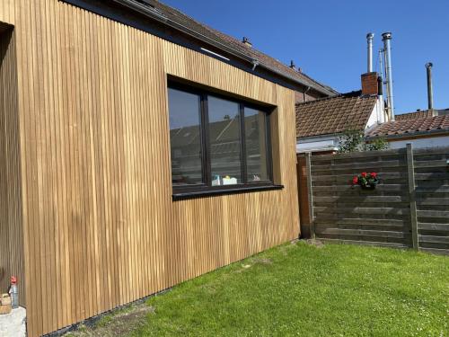 extension-maison-ossature-bois-jardin